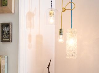 Lampa ze starych butelek i wazonów – proste rozwiązanie w nowoczesnym wnętrzu.