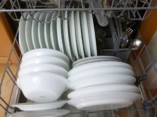 Jakich środków do zmywarki używać, by naczynia były perfekcyjne?