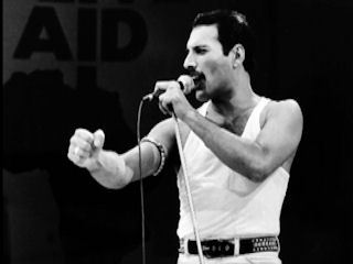 Freddie Mercury - legendarny wokalista grupy Queen. W sierpniu na Club TV