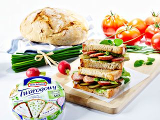 Przepis na regionalną kanapkę z serem Hochland Twarogowym i kiełbasą Lisiecką.