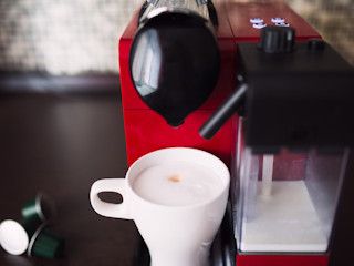 Ekspres na kapsułki – sprawdź, jak pyszną kawę zrobi to niewielkie urządzenie
