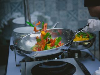Patelnia wok - jak na niej gotować?