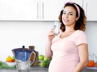 Dlaczego warto sięgać po wodę w ciąży?