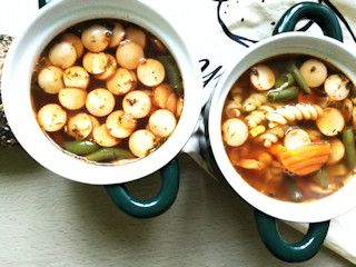 Zupa-gulasz z parówkami i sosem sojowym