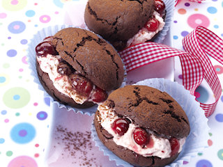 Czekoladowe Whoopies z nadzieniem żurawinowym