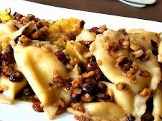 Pierogi z serem w sosie pomarańczowo-bakaliowym