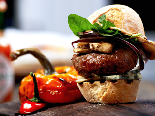 Mini burger z serem pleśniowym i grzybami