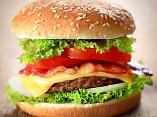 Domowy hamburger z sosem